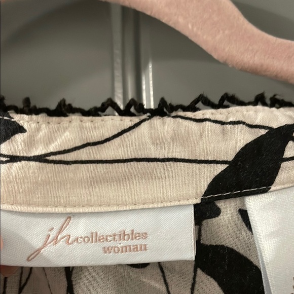 JH Collectibles Black and White Blouse - Picture 2 of 9